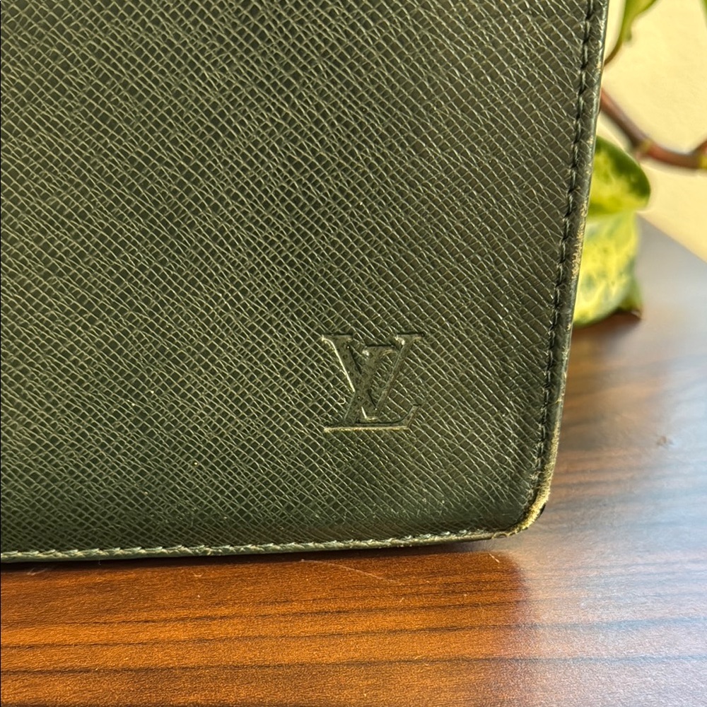 Louis Vuitton Green Leather Briefcase with Structured Design - Picture 3 of 15